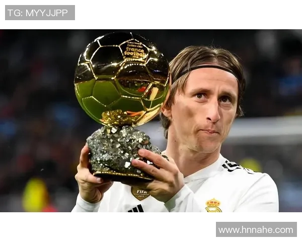 当足球巨星高举冠军奖杯那一刻全场沸腾见证荣耀与梦想绽放 当足球巨星高举冠军奖杯那一刻全场沸腾见证荣耀与梦想绽放