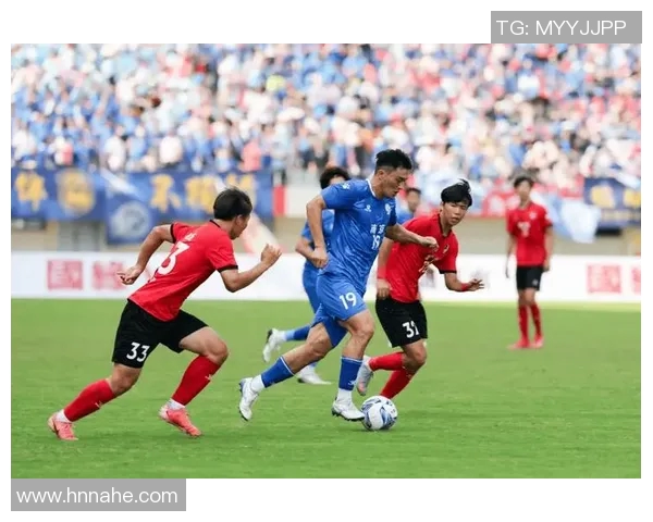 民间草根神似足球巨星引热议真假难辨引发网友围观讨论